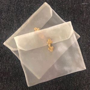 Takı Torbaları 10 PCS 24x28cm Bej Eşarp Şal Paket Çantası Flip Jewellry Organza Ambalaj Çantaları Kadınlar için Cheongsam Düğmesi