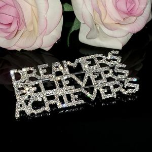 Broschen, einzigartige Luxus-Brosche mit Worten, „Dreamers Believers Achievers“, Spruch, Anstecknadeln, Strass, handgefertigter Schmuck, Geschenk