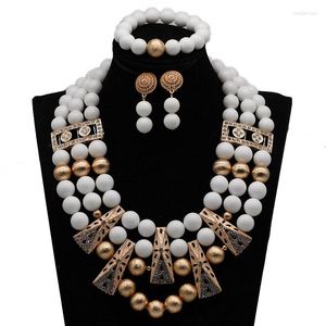 Серьги по ожерелью набор великолепных белых бисеров и африканского коренастого нагрудного золота.