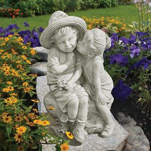 Садовые украшения камень эффект поцелуя детская статуя открытая сказочная декор мальчик девочка -орнамент скульптуры скамейка статуэтки. Миниатюрный ремеслен