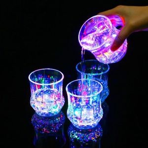 7 oz LED yanıp sönen su cam ananas şeklindeki sular algılama led flaş ışığı parlak şarap bira içecek camları bardak ev parti bar tedariki rra822