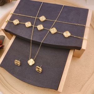Smycken Set Armband Örhängen Halsband Designer Retro Fashionabla Kvinnor Bröllop Lovers Gift