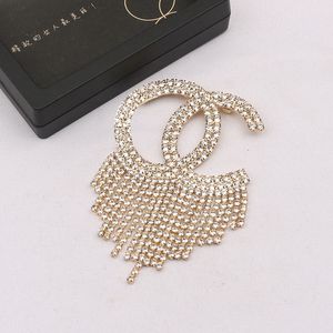 Altın Gümüş Kaplama Marka Lüks Tasarım Elmas Broş Kadın Püsküller Kristal Yapay Elmas Harf Broş Takım Pimi Moda Takı Giyim Dekorasyon Aksesuarları