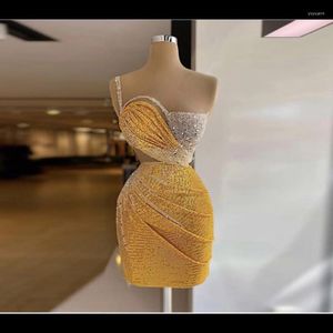 Sıradan Elbiseler Köpüklü Parti Gowns Kısa Özel Kadın Seraları Bir Omuz Spagetti Pileli Altın Sarı Resmi Elbise