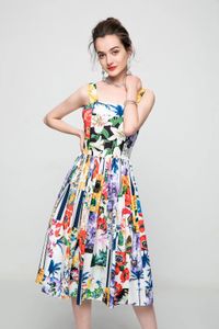 Elbiseler Avrupa ve Amerikan Pist Gösterisi İlkbahar ve Yaz Yeni Çiçek Baskı Mizaç Kadınlar İçin İnce Düz Boyun Yular Elbise Gösteriyor