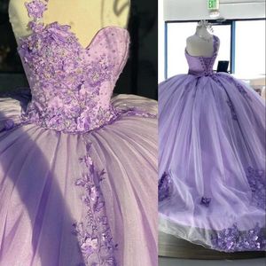 Lavanta Quinceanera 2023 Elbiseler Dantel Aplike Boncuklu Korse Bir Omuz Kayışı El Yapımı Çiçekler Özel Yapımı Tatlı 16 Prenses Parti Balo Gown Vestidos