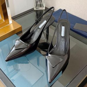 Tasarımcı Yüksek Topuk Sandalet Kedi Topuklu Ayakkabı Üçgen Toka Kadın Yaz 2022 Yeni Seksi Moda Baotou Sığ Ağız Kadın Pompaları 35-40 Sivri