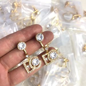 Yeni tasarlanmış saplamalar pirinç kristal elmaslar küpeler d harfler beyaz inciler kolye 18k altın kaplama anti alerji kadın kulak klip tasarımcı takı hediyeleri