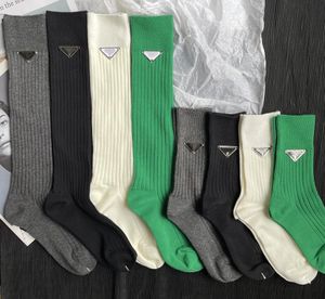 Tasarımcı Sonbahar Kış Pra Çorap Harfler Diz Ayak Bileği Çorap Kadınlar Için Orta ve Uzun Tüp Çift İğne Çizgili Pamuklu Çorap