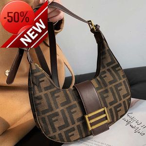 A loja tem 80% de desconto na bolsa de marca por atacado feminino 2023 nova moda francesa axtup ombro líquido de ar -panva vermelha mensageiro