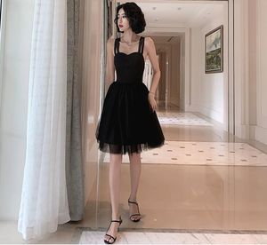 Seksi Spagetti Tül Diz Kokteyl Elbiseleri Küçük Siyah Elbise Çapraz Kayışlar Arka Kolsuz Nedime Elbise