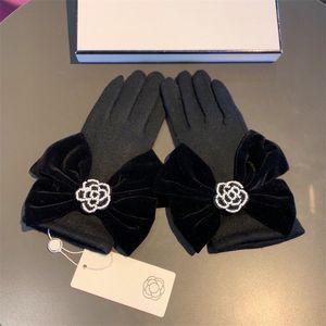 Yüksek kaliteli moda tasarımcıları Beş Parmak Eldivenleri Markalar Leisure Lüks İnci Çiçekleri Eldiven Klasik Mektup Kış Yün Eldivenleri Kutu