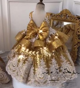 2023 Altın Kızlar Pageant Elbiseleri Beyaz Dantel Aplikler Kristal Boncuklar Çiçek Kız Elbise Çocuklar Uzun V Boyun Çocuk Doğum Günü önlükleri Bow Sweap Train Peplum Ruffles