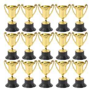 Objetos decorativos Figuras 30pcs Golden Mini Prêmio Troféu Plástico Recompensa Prêmios Decoração Crianças Toys Presente Troféus pequenos com base preta 221124