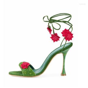 Sandalet parlak kırmızı çiçekler kayışlar yeşil deri ahşap tahıl şarap bardak topuklu kadınlar açık ayak parmağı kadın bacak bandaj yüksek sanalyas