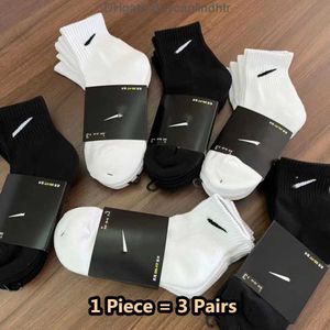 Мужские хлопковые носки четыре сезона повседневные женщины -бренды вышивая баскетбольное футбольное футбольное футбольное футбольное носок мягкая простая мода 5VFA