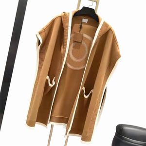 Burbe Kadınlar Cape Moda Tasarımı Kadın Kışlı Kapşonlu Alfabetik Desen Batwing Sleeves Yün Touter Giyim Cape Lüks Şal Palto