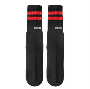 Spor çizgili iki çubuk harfler orta tüp pamuklu çoraplar harajuku tarzı erkek ve kadın kaykay uzun çorap toptan