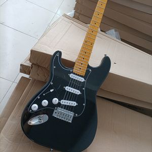 Sol El 6 Dizeler Siyah Pickguard ile Siyah Elektrik Gitar SSS Pikapları Sarı Akçaağaç Kıvrılığı Özelleştirilebilir