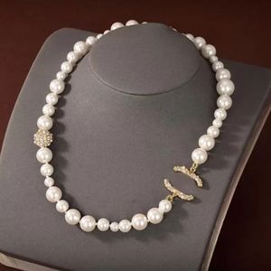 Colar de pérolas de luxo designer de joias para mulheres colares de moda feminina correntes de casamento pingentes com diamante c acessórios presentes
