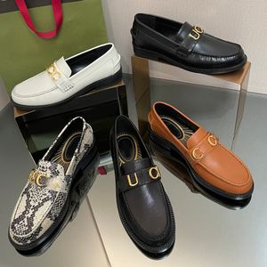 son unisex kadın elbise ayakkabı lüks tasarımcı klasik moda Mektup toka toka erkekler Loafer'lar 100% inek derisi Yılan derisi ofis düz topuk makosen ayakkabı kutusu ile