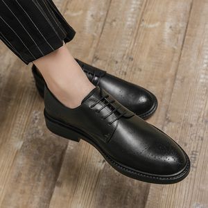 Düz Brogue Oxford Ayakkabı Deri Oyma Punch Erkek Dantel Yukarı Basit Moda Resmi Sıradan Ayakkabı Çeşitli Boyut 38-47