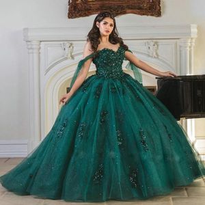 2023 Seksi Emerald Yeşil Quinceanera Elbiseler Dantel aplikler kristal boncuklar kapalı omuz balo elbisesi tül vestidos de elbise konuk korsa