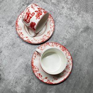 Fincan tabakları tedarikçileri düşürdü klasik nordic çay bardağı ve tabak kırmızı seramik kupa yaratıcı sofra eşyası hediye kutusu