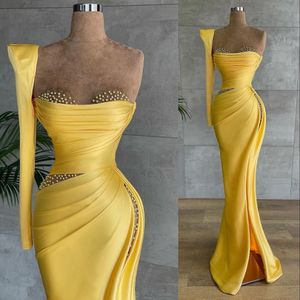 2023 Seksi Arap gece elbisesi sarı bir omuz illüzyon kristal boncuklar deniz kızı yan bölünmüş saten özel balo uzun kollu bornoz de marrige zemin uzunluk önlük