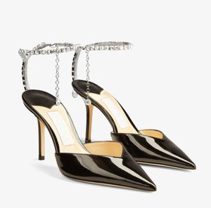 Lüks marka tasarımcısı kadınlar elbise ayakkabıları sandal pompaları saeda 85mm siyah patent yüksek topuk kristal süslemesi kayış sivri uçlu düğün parti
