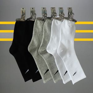 Мужские носки женские дизайнерские дизайнерские хлопковые классические классические голеностопные буквы черно-белые футбольные баскетбольные спортивные носки Оптовая униформа рождество рождество