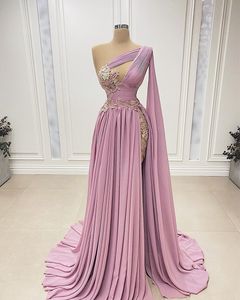 Pembe Piled Flowy Etek Balo Elbiseleri Dantel Bir Omuz Cape V Boyun Sequins Seary Gece Elbiseler Seksi Şifon Yan Yarık