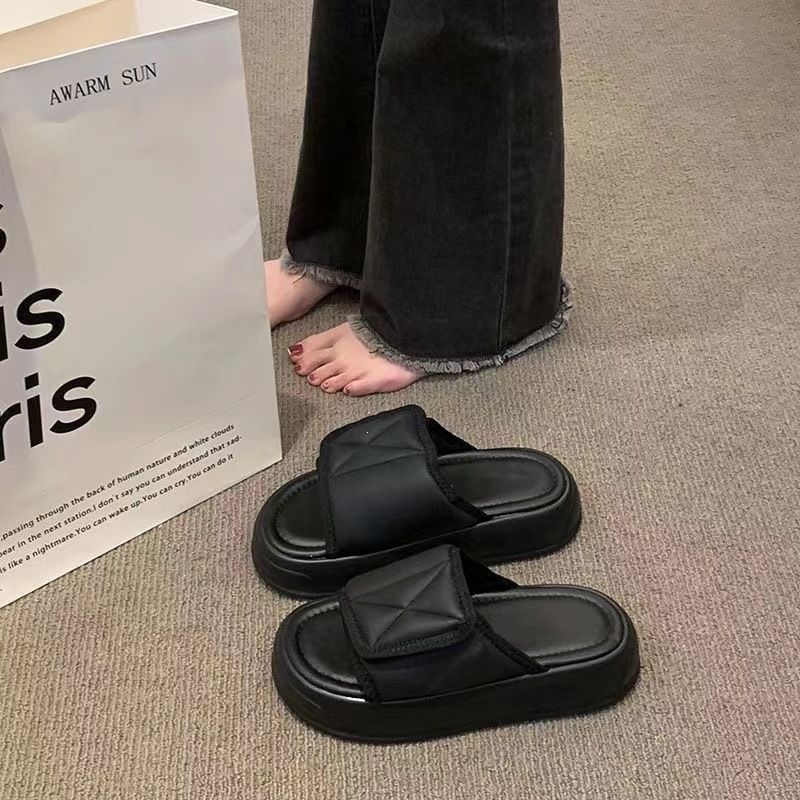 Pantoufles d'été pour femmes avec fermeture velcro, idéales pour les vêtements d'extérieur. Semelle épaisse, motif éponge. Balai de plage polyvalent._voghion.com