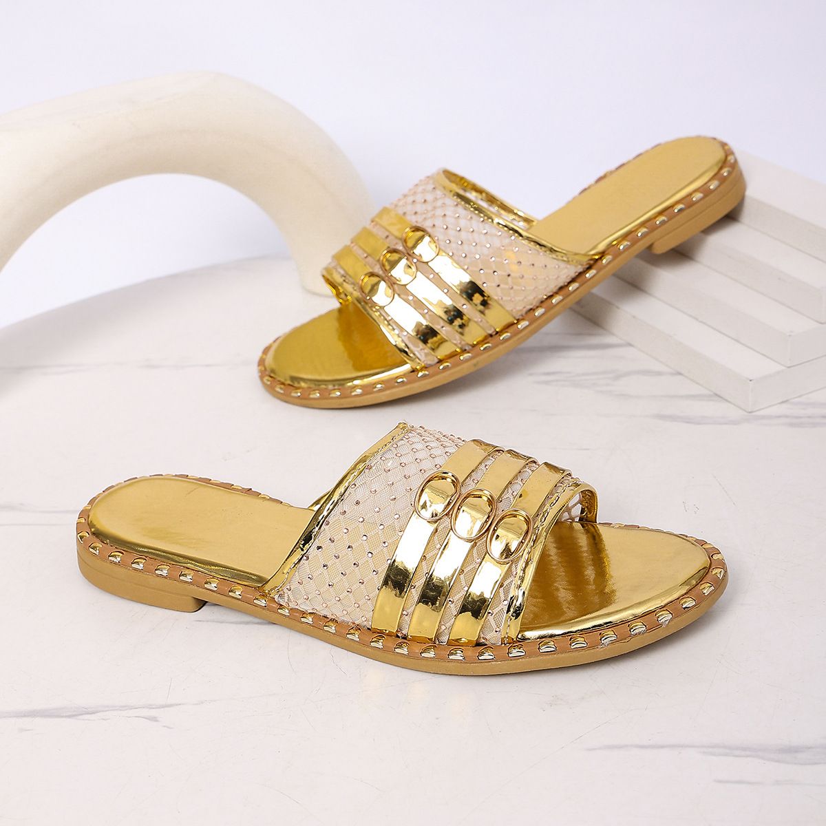 2026 New Flat Bottomed Metal Buckle Mesh Beach Slippers With Round Toe European And American Style Sandals For Women_vogvips.com