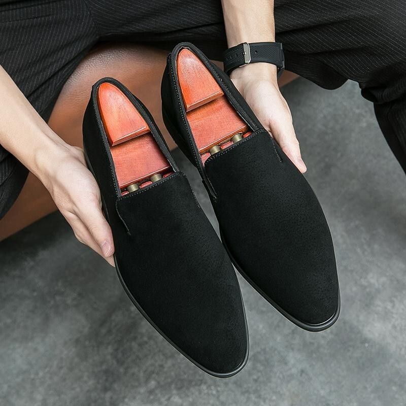 Mocassini da uomo in pelle scamosciata, modello classico slip-on con morbida soletta imbottita, ideali per gli spostamenti quotidiani e per outfit casual-eleganti._voghion.com
