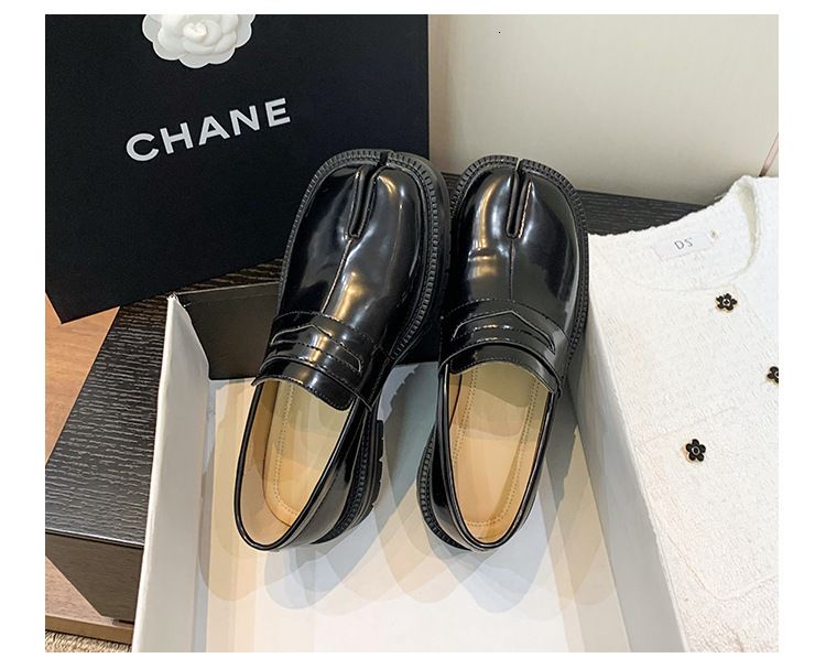 Schwarze Damen-Loafer mit geteilter Zehenpartie aus Lackleder – für einen eleganten Freizeitlook im Büro oder Alltag_voghion.com