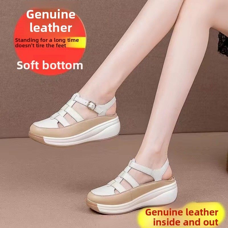 Weiße und beige Plateau-Sandalen im Gladiator-Stil für Damen mit Knöchelriemen, geschlossener Zehenpartie und Keilabsatz – bequem und lässig für den Sommer._voghion.com