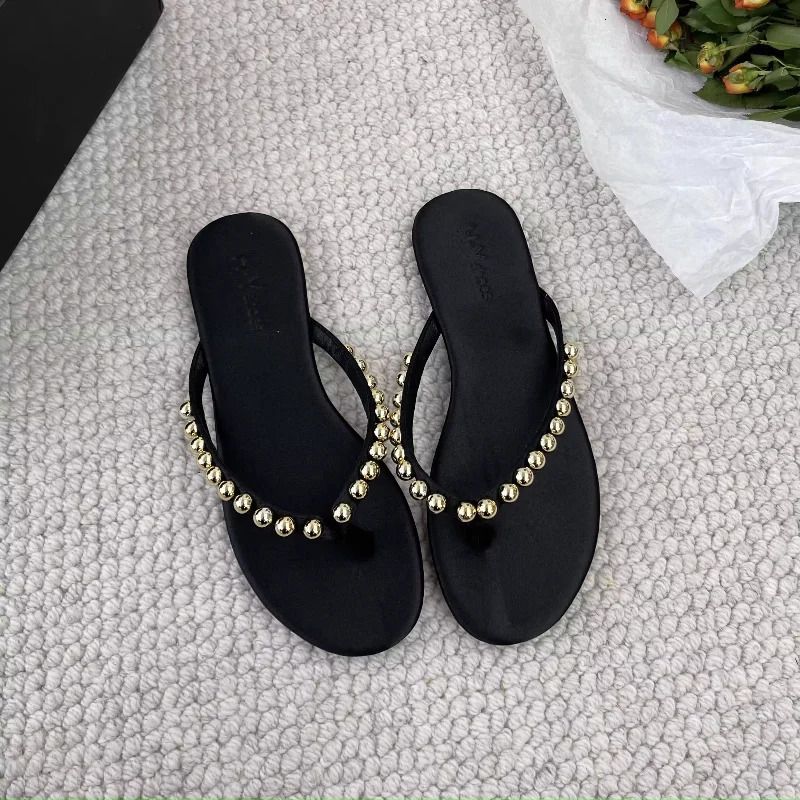 Chinelo de praia feminino com pérolas da moda, modelo sandália rasteira com tira no dedo, confortável e antiderrapante, ideal para uso externo._voghion.com