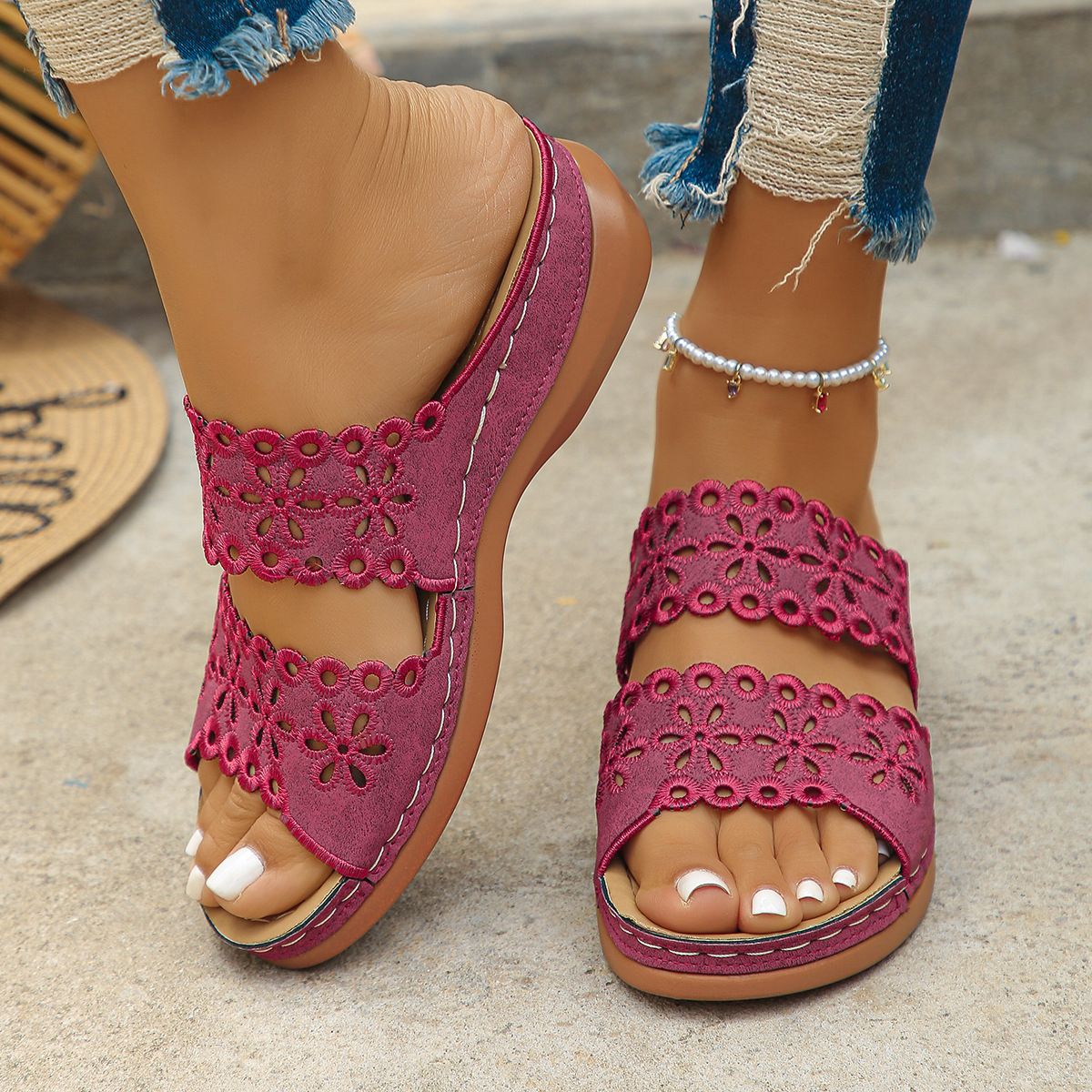 Flat Bottomed Hollowed Out Flower Shaped Women's Casual Shoes Retro Middle Aged Slippers_voghion.com