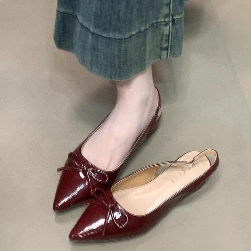 Modieuze platte muiltjes met grote vlinderknoop voor dames, hoogwaardige, comfortabele schoenen van lakleer met spitse neus en hielbandje 260605_voghion.com