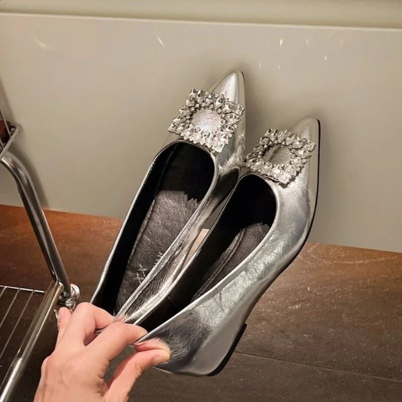 Zomerse modieuze damesschoenen met spitse neus, hoge hakken, kristallen vierkante gesp en verborgen hakverhoging._voghion.com