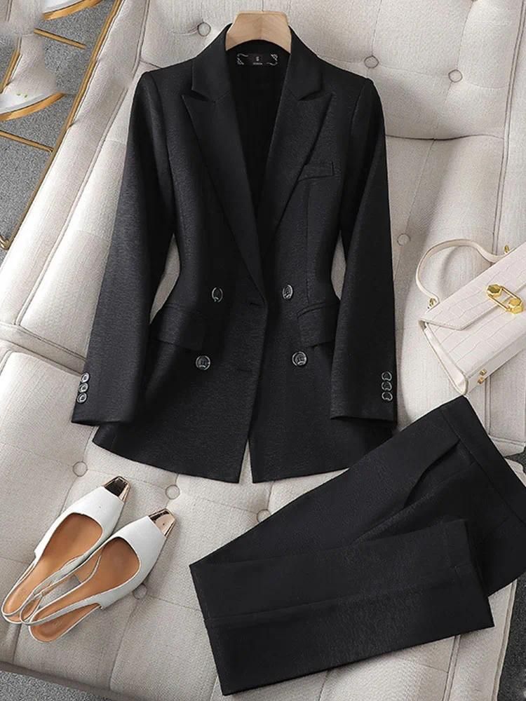 schwarze Anzüge