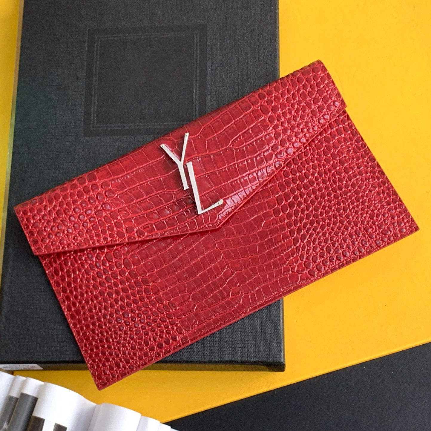 Boucle argentée motif crocodile rouge