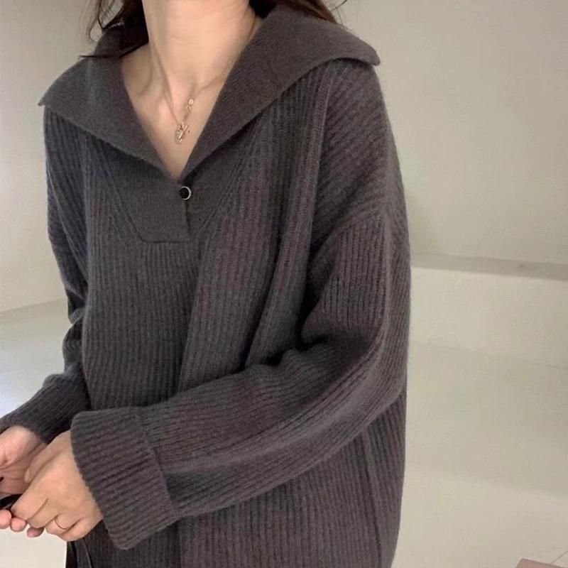 Grauer Pullover