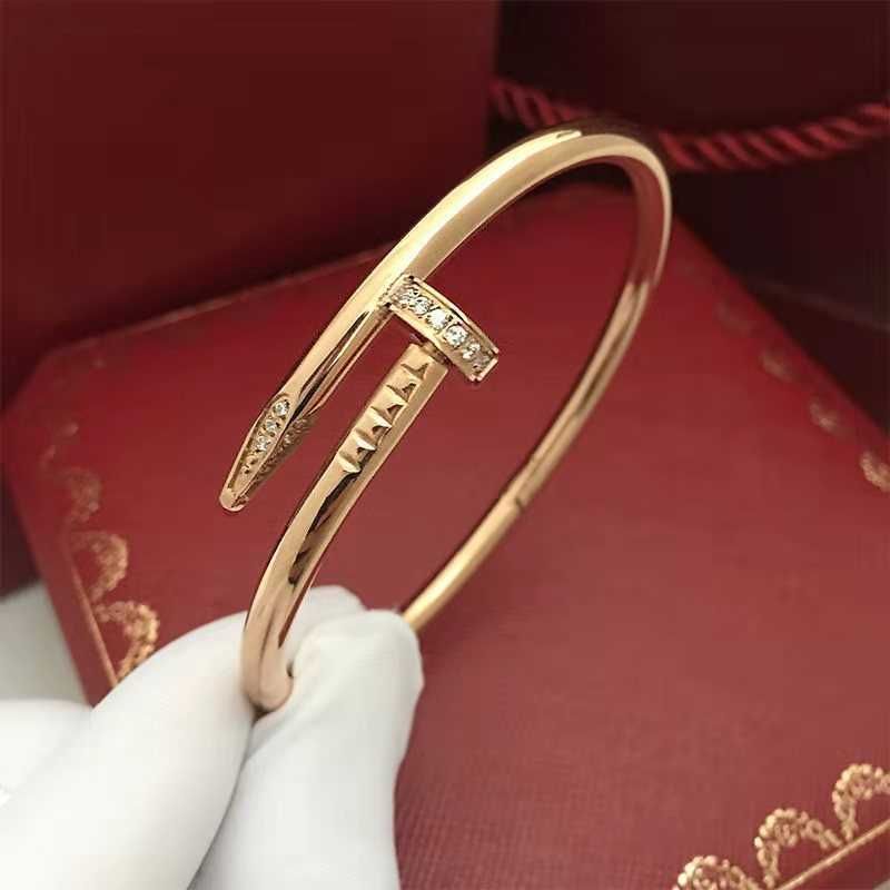 Bracelet diamant or rose/ongles