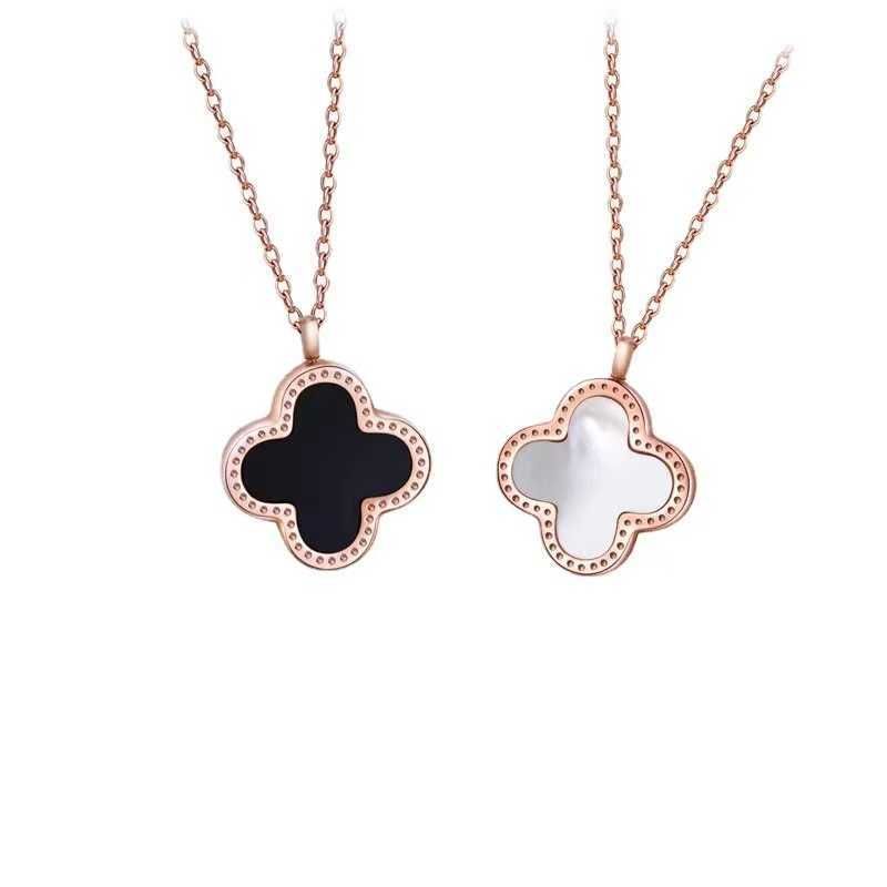 Collier en or 18K avec noir et blanc