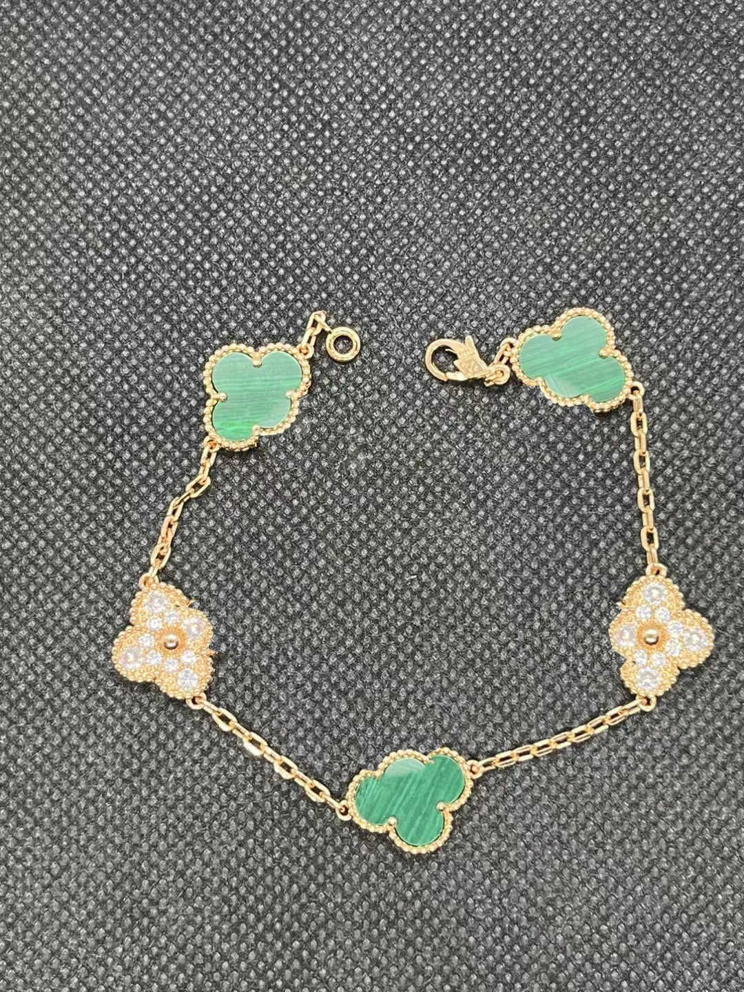 Bracelet à cinq fleurs en agate verte