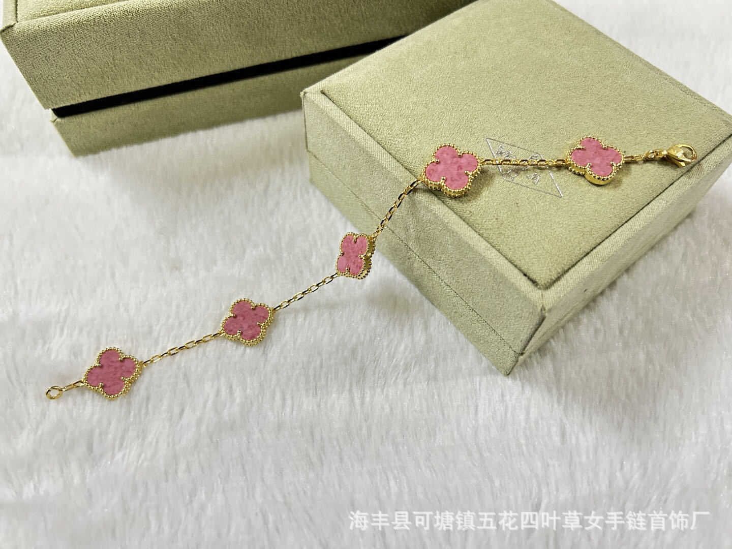 Goldenes Rosen-Rosa-Fünf-Blumen-Armband