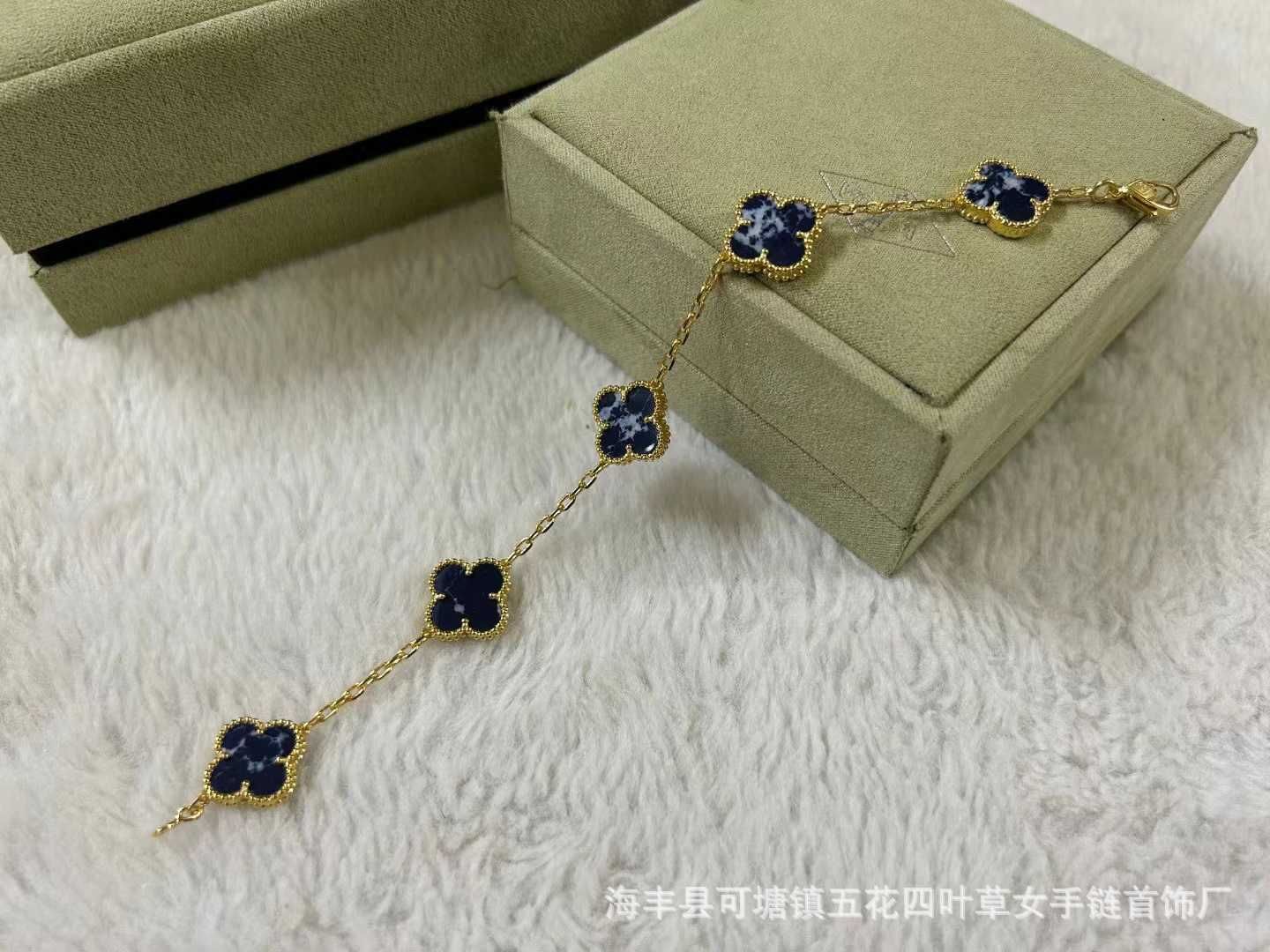 Goldenes Peter-Blau-Fünf-Blumen-Armband