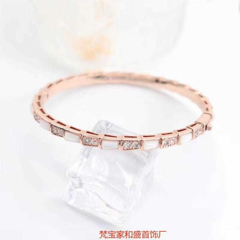 Bracelet en diamant de la coque blanche en or rose